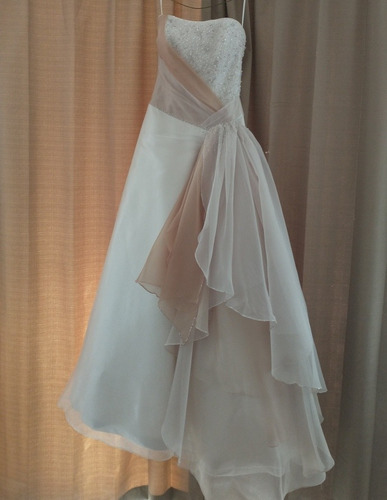 Vestido De Novia Beige Con Aplicaciones Champagne Y Cristale