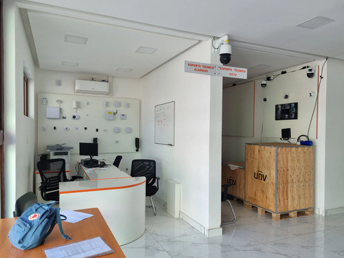 Excelente Local Multiuso Seminuevo Optima Ubicación