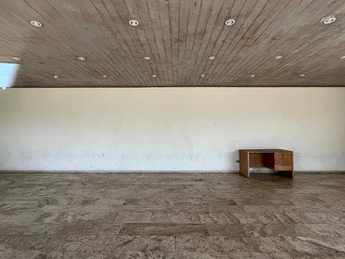 Remodelado 4 Dormitorios + 3 Baños + Servicios!