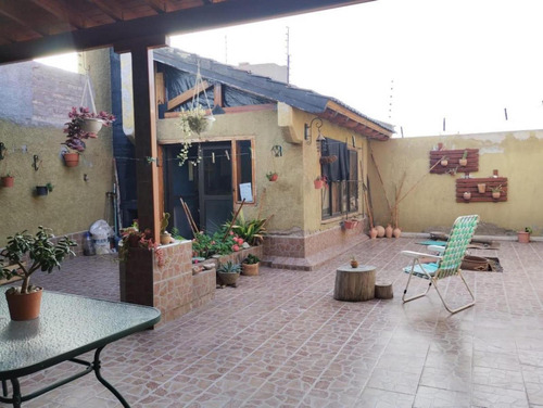 Casa En Venta - 4 Dormitorios 2 Baños - Cochera - 240mts2 - Tunuyán