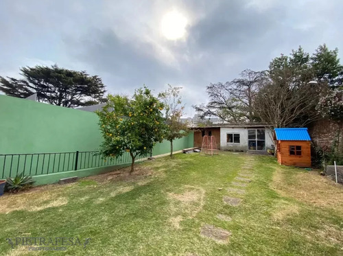 2 Casas En Venta Con Renta, 4 Dormitorios, 3 Baños, Garaje Y Fondo- Avenida Cataluña- Parque Batlle