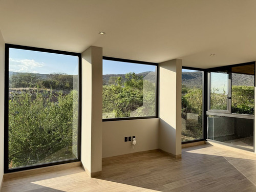 Residencia De Lujo Con Alberca, Área Verde Posterior- Altozano