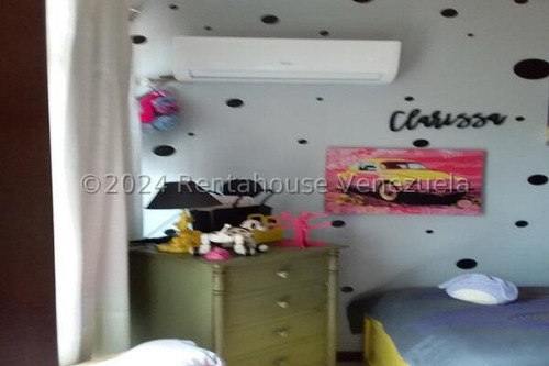 En Venta Casa Varios Niveles Ubicada En Buena Zona Del Hatillo 24-28093