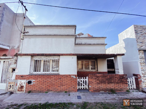 Casa En Venta - 2 Dormitorios 1 Baño - 96mts2  - La Plata [financiada]