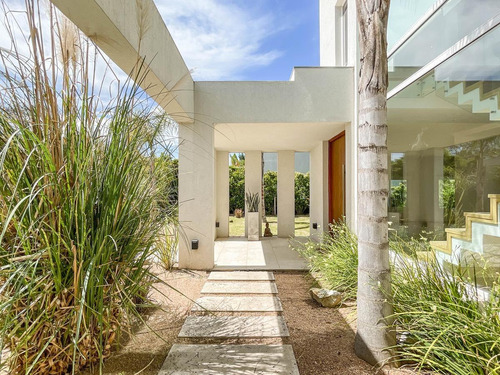 Imagen 8 de 30 de Gran Casa Moderna De Estilo 6 Dormitorios, Al Golf Del Barrio El Golf Nordelta