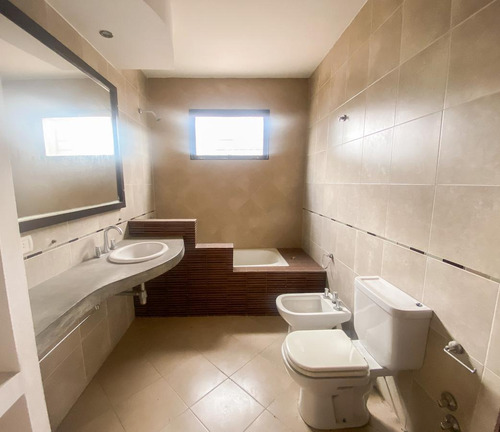 Casa En Venta / 4 Ambientes En Castelar