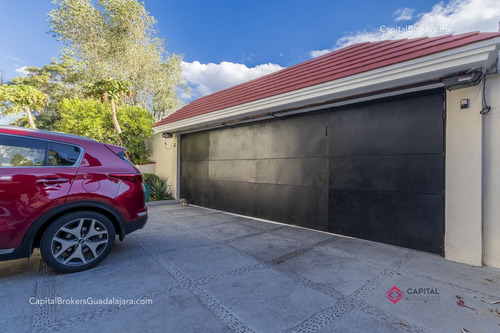 Residencia De Lujo En Venta En Colinas De San Javier, Con Alberca
