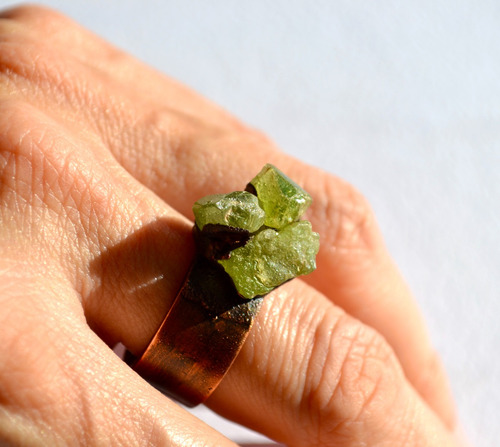 Imagen 2 de 7 de Anillo Piedra Preciosa Peridoto Y Cobre, Joyas De Autor