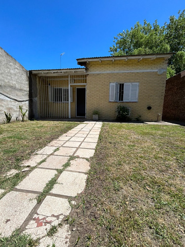 Casa Amplio Jardín, Escritura, Cerca Importante Escuela, Longchamps, Venta Ramayo Propiedades