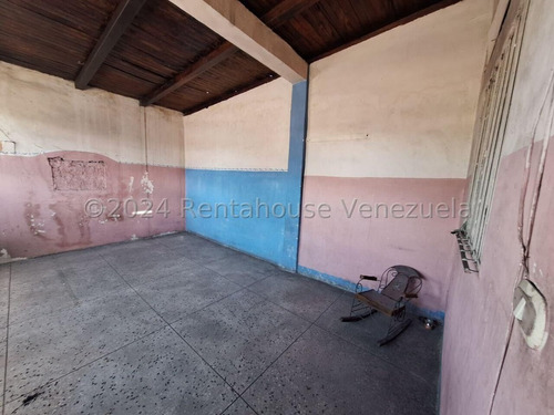 Raiza Suárez Vende Edificio Comercial Ubicado En La Av Libertador De Barquisimeto 2 5 4 5 6 En Zona De Alto Tráfico Peatonal Y Vehicular Cercanos A Comercios Y Transporte Público.