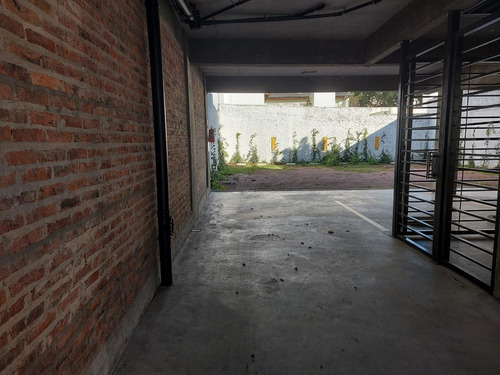 Imagen 4 de 9 de Cochera A La Venta En Edificio. Pilar