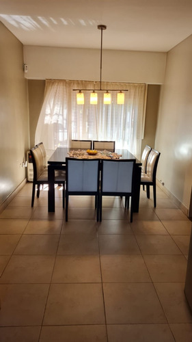 Excelente Chalet En Dos Plantas, Cinco Ambientes Sobre Lote De 8,66 X 30,65m.