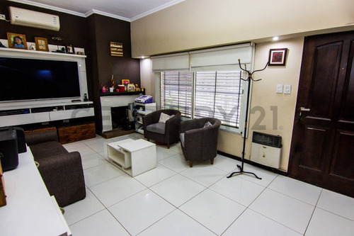 Venta Casa 4 Ambientes, Castelar Norte Excelente Chalet Reciclado A Nuevo En La Mejor Zona De Cast..