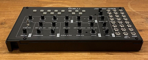 Imagen 2 de 3 de Moog Mavis Semi-modular Monophonic Analog Synthesizer Hii