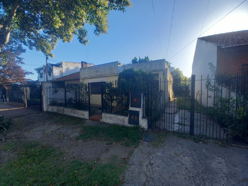 Venta De Casa Más Departamento Al Fondo . Excelente Ubicacion . Todos Los Servicios. Apta Credito Hipotecario.