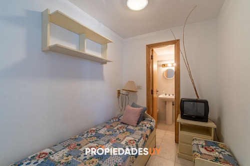 Apartamento De 3 Dormitorios En Playa Brava, Primera Linea