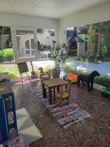 Casa De Estilo En Barrio Parque