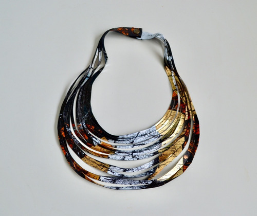 Imagen 3 de 5 de Collar Ondas Corto - Oro, Blanco Y Negro