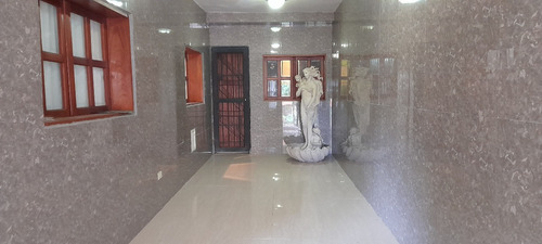 Imagen 2 de 15 de 23-11654. Lujosa Y Espaciosa Casa Ubicada En La Prestigiosa Urbanización Junko Country Club. Lista Para Habitar.