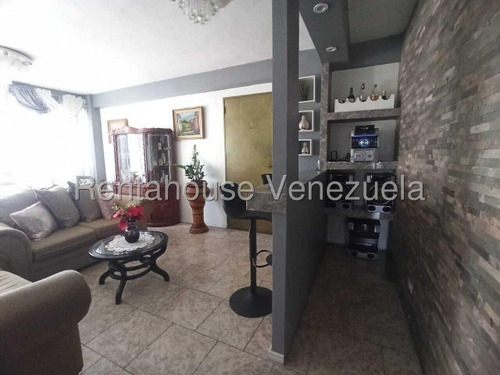 Erika Armeya Vende, Apartamento Ubicado En El Centro De Cabudare. Flex: 25-13615