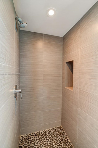 Departamento En Venta Ubicado En 2301 Collins Ave, Miami, Florida