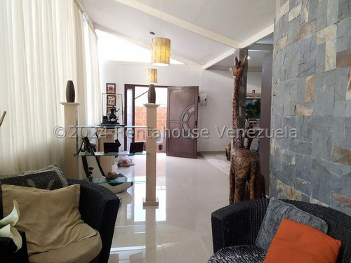 Santa Mónica !! Impecable Y Amplia Casa Comercial Y/o Residencial, 532 M2, 3 Oficinas Privadas Con Posibilidad De Ampliación Para Otras Oficinas, 6 Pe. Apartamento Y Anexo Totalmente Equipados !!