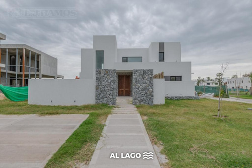 Casa A Estrenar, Con 3 Dormitorios En Laguna Grande - Villanueva