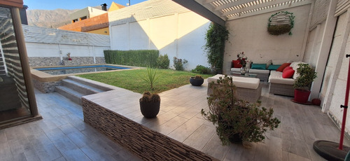 Acogedora Casa Familiar 3d + 3b + 2 Est. + Terraza Y Piscina