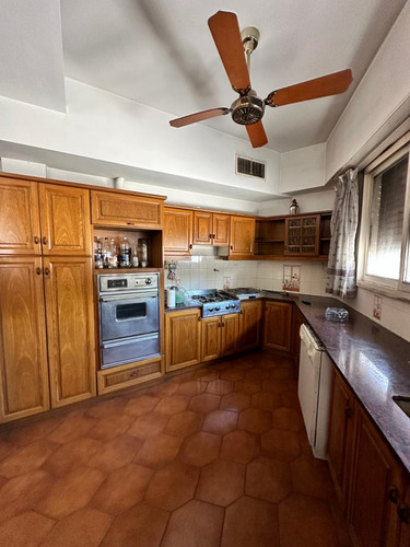 Venta - Con Financiacion - Casa De 3 Plantas - Excelente Esquina Sobre Avda. Vélez Sarsfield