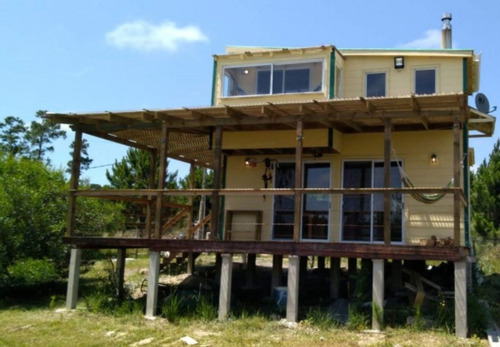 Imagen 2 de 15 de Hermosa Cabaña En Venta - En La Tranquilidad Del Bosque - Punta Del Diablo