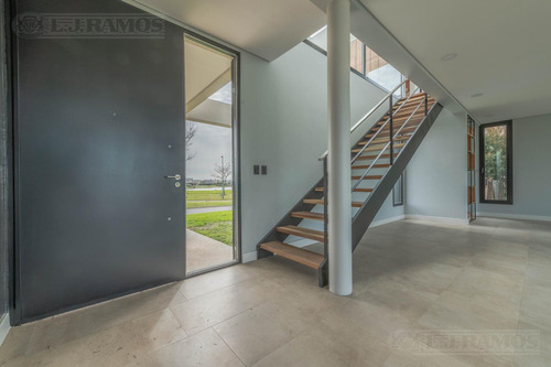 Casa En Venta En Puertos / Escobar