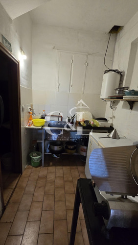 Venta Gran Propiedad: 2 Locales + 2 Galpones + Departamento