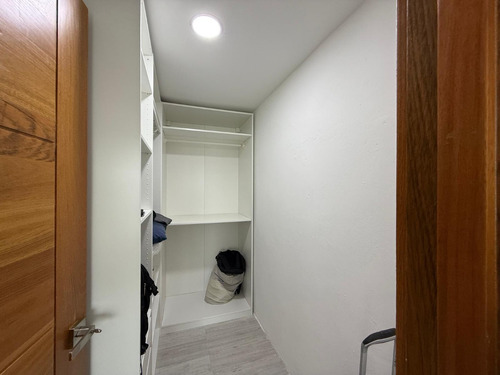 Apartamento Moderno / Piso Alto , Con Áreas Sociales Con Piscina