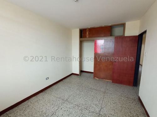 Maribel Morillo & Naudy Escalona Venden  Apartamento Con Gas Directo Por Tubería Luz Y Agua Constante En  Avenida Libertador Barquisimeto  Lara, Venezuela, De   134 M² 