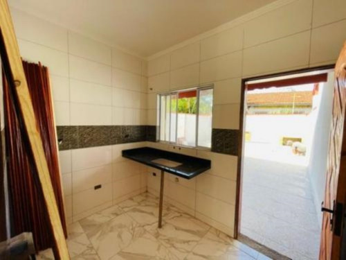 Imagem 9 de 17 de Casa No Bairro Campos Elíseos, Em Itanhaém, Litoral Sul De São Paulo, Localizado Em Lado Praia, Ficando À 50 Metros Do Mar. Imóvel Com 201 M² De Área Total, Sendo 67 M² De Área Construída. Possui Pisc