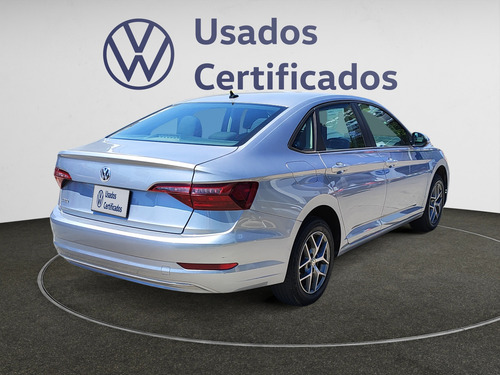 Volkswagen Jetta 4p Trendline L4/1.4/T Man