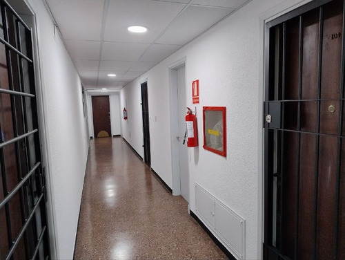 Mas Barato Que Un Auto, Apartamento Con Destino Exclusivo A Estudio- Comercio, Baño De Uso Común Con Otra Unidad.