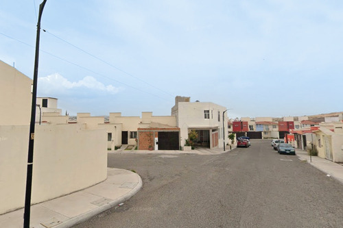Casa En Venta En Lomas Del Mirador Iv, Corregidora, Querétaro En Calle De 2da Cerrada Mirador De Bernal # 104. Cd*