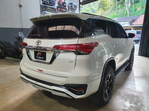 Imagen 4 de 15 de Toyota Fortuner Trd Automática 4x4