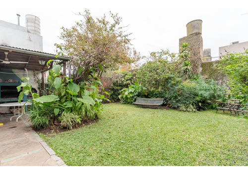 Encantadora Casa Antigua Con Actualizaciones Y Muy Buen Jardin.