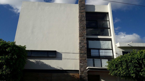 Edificio Con Oficinas Ejecutivas