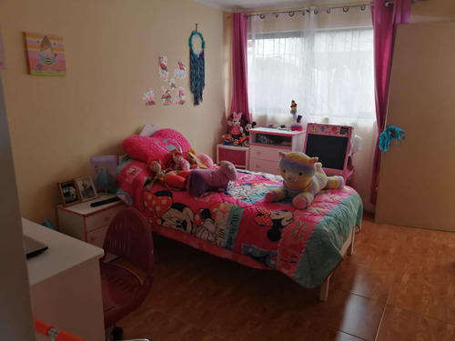 Casa 4 Dormitorios Y 2 Baños. Estacionamiento Para 3 Autos.
