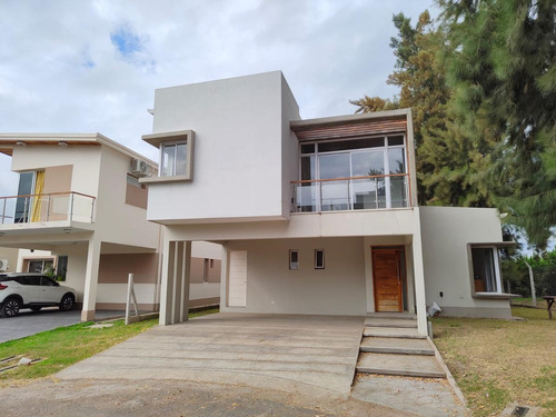 Hermosa Casa De 3 Dormitorios A Estrenar En Venta En Country Pinar 1, Tafí Viejo