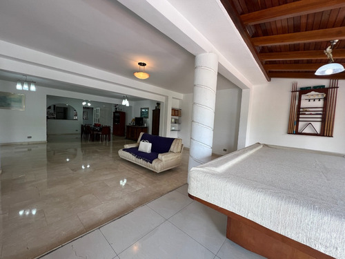 En Venta Casa Esquina En Calle Cerrada, En Colinas De Bello Monte