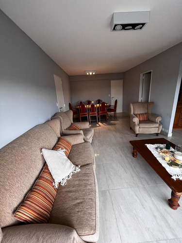 Departamento De 4 Ambientes Dependencia En Venta En Acassuso.