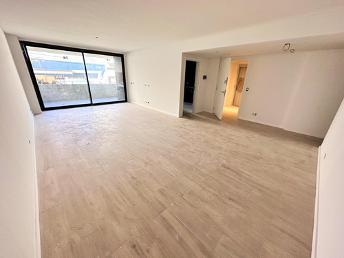 Piso En Venta De 4 Ambientes Con Dependencia - Balcon  - Cochera Opcional