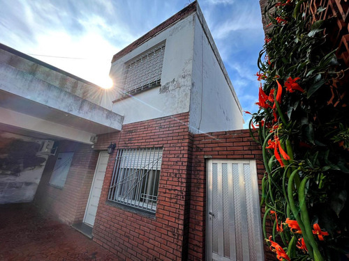 Venta Casa De Tres Dormitorios Con Pileta, Jardín Y Parrillero En Fisherton, Rosario