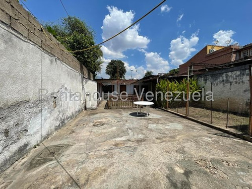 Casa En Venta, Amplia, Para Remodelar Con Potencial Para Negocio. Ubicación Estratégica En Maracay Rah 25-16456