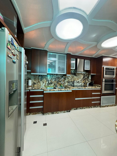 Alquiler De Exclusivo Apartamento, Ubicado En Urb. La Soledad. Resd. Diamond Suite.