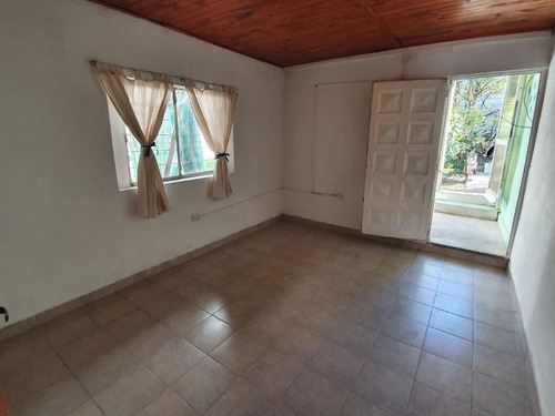 Imagen 5 de 13 de Dos Casas De Un Dormitorio Cochera Y Jardín ! Laprida Y Catamarca